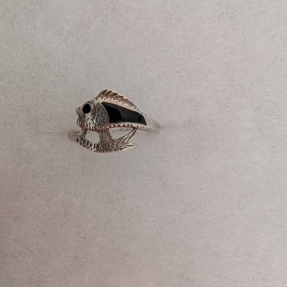 925 Sterling Silver Fish Ring With Black Onyx Inlay - Picture 2 of 4